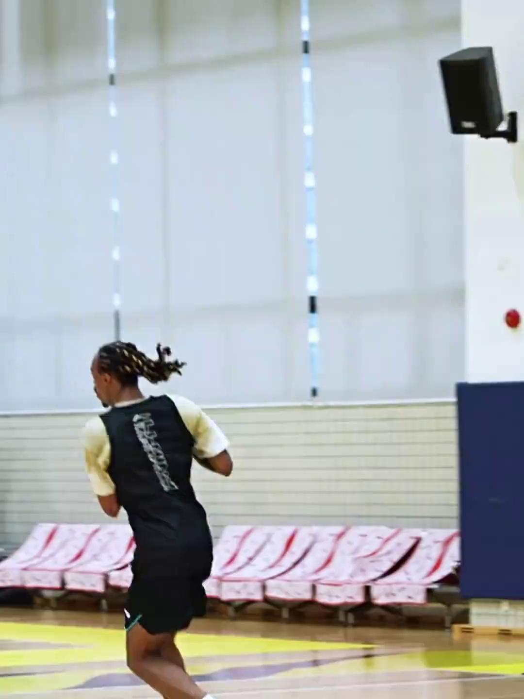 加时末段体能课后，广东宏远强势反弹备战欧冠，媒体盛赞，身体对抗强度拉满